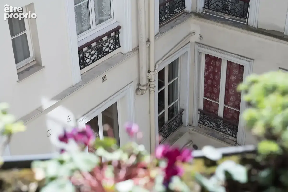 Angle rue rocroy - élégant appartement parisien avec ascenseur . balcon filant .vue dégagée - photo 9