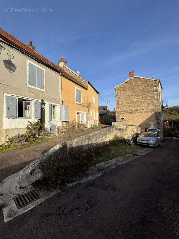 AIGNAY LE DUC  Maison du XVIè s de 125 m2 avec une terrasse et un terrain non attenant de 240m2 - photo 2