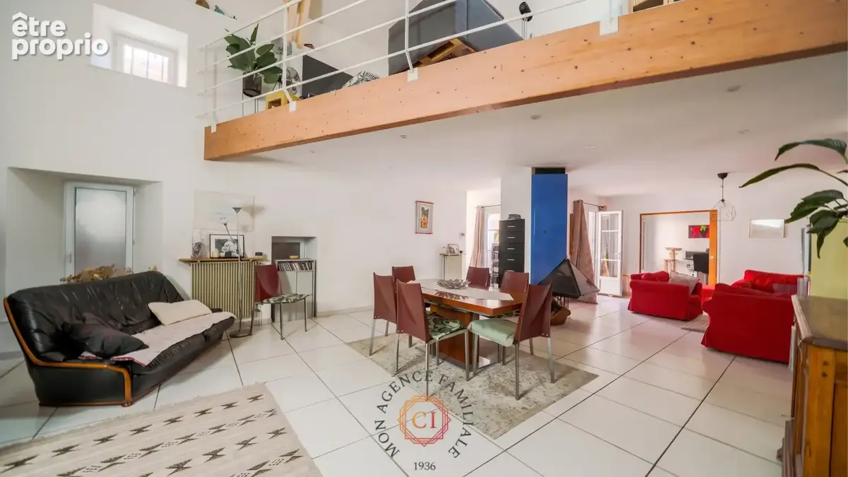 Dans le centre de Riom, une charmante maison d'environ 207m2 avec terrasse intérieure - photo 2