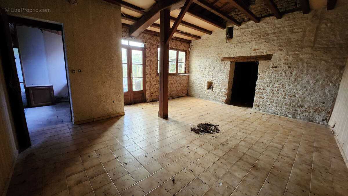 Maison à SAINTE-GEMME-LA-PLAINE