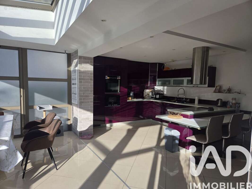 Maison 235 m² à Combs-La-Ville  - photo 4