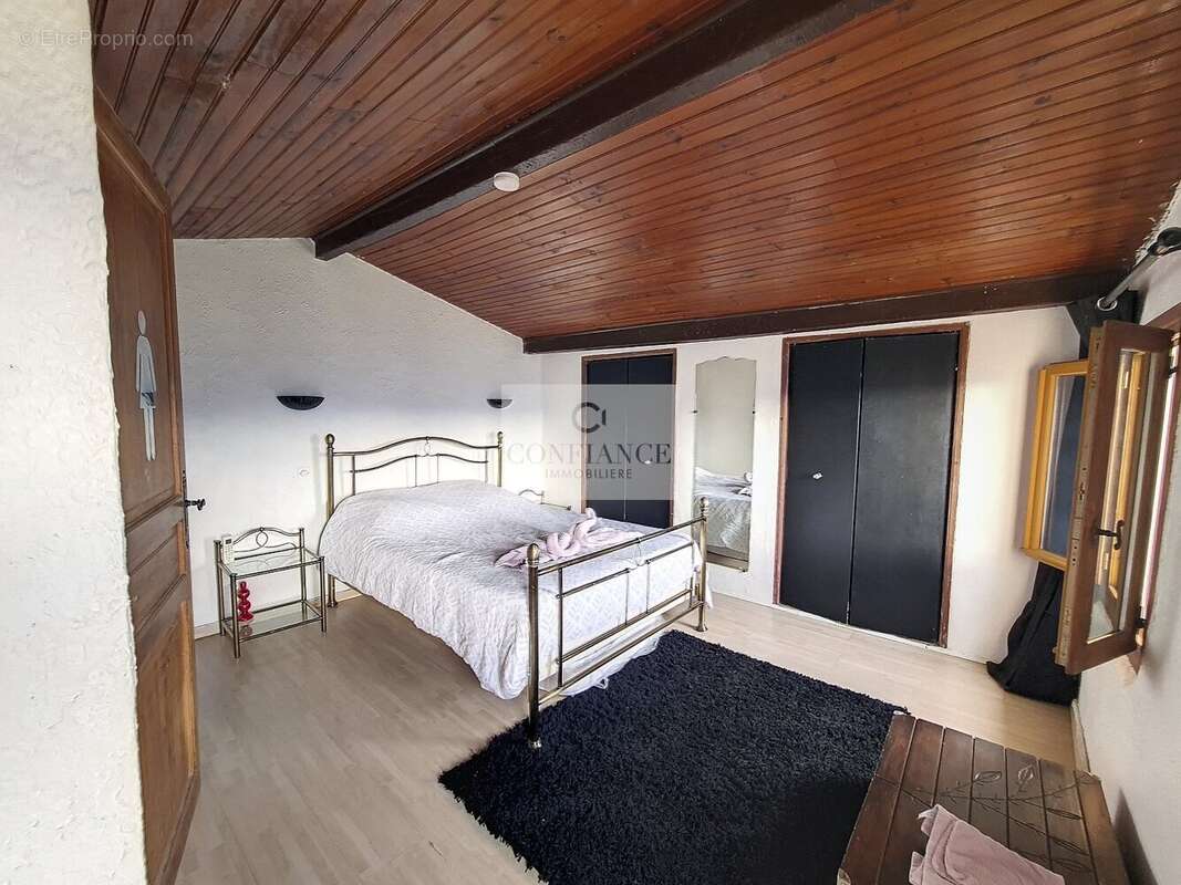 Appartement à CHATEAUNEUF-VILLEVIEILLE