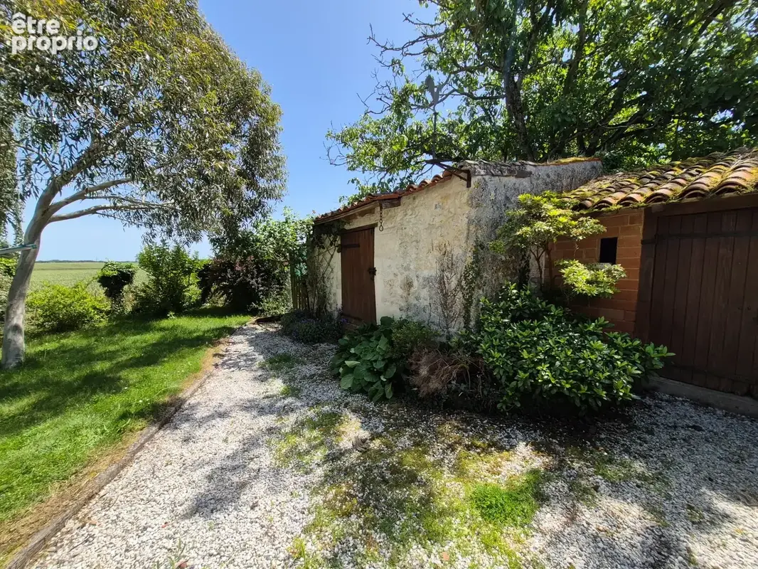 Maison avec nombreuses dépendances, studio et terrain constructible de plus de 3 000 m² - photo 17