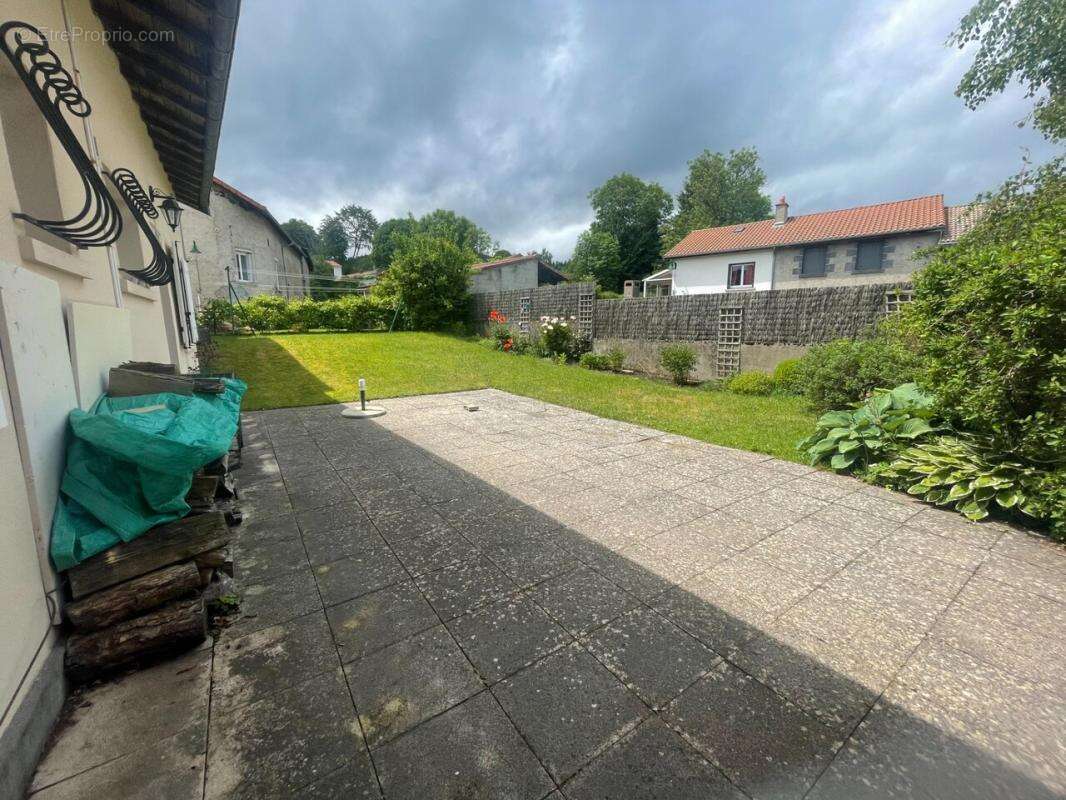 titre - Maison à SAINT-GENES-CHAMPANELLE