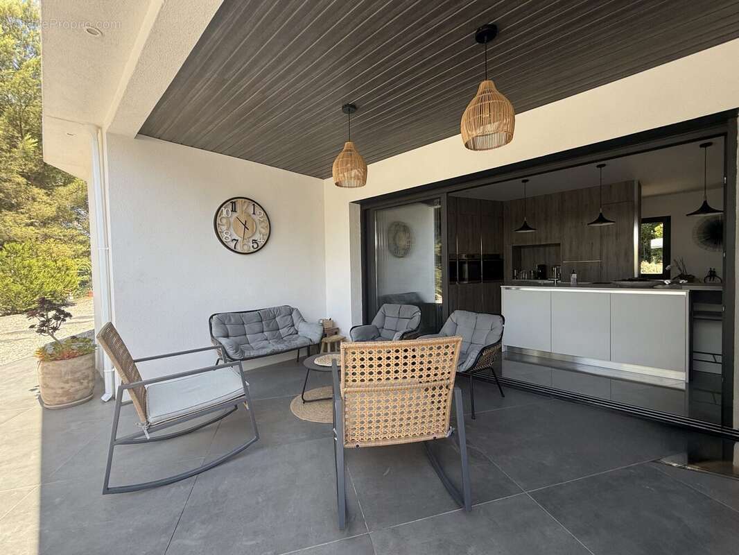 Maison 201 m² à Saint-Cyr-Sur-Mer  - photo 5