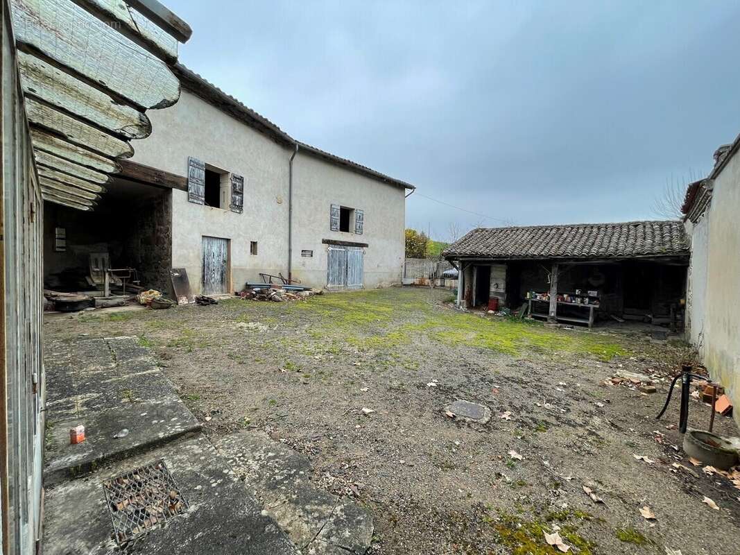 Maison à SAINT-ETIENNE-DES-OULLIERES