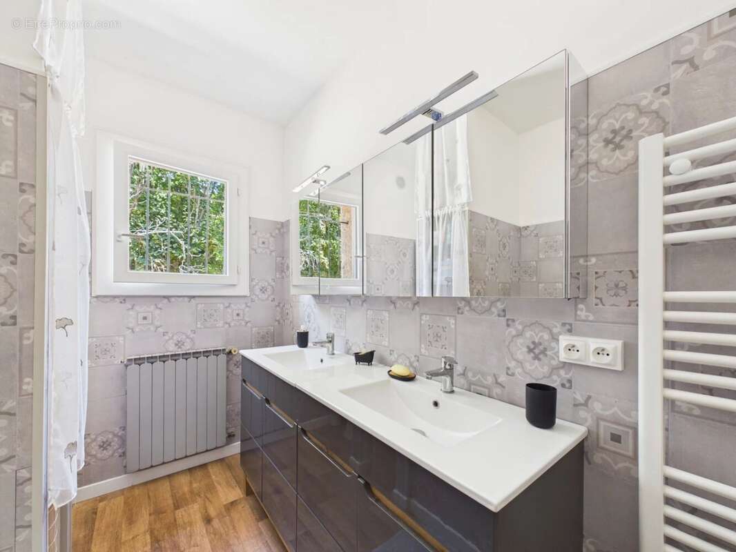 Propriété familiale composée de 2 logements – Terrain – Piscine – Tourrette-Levens - photo 13