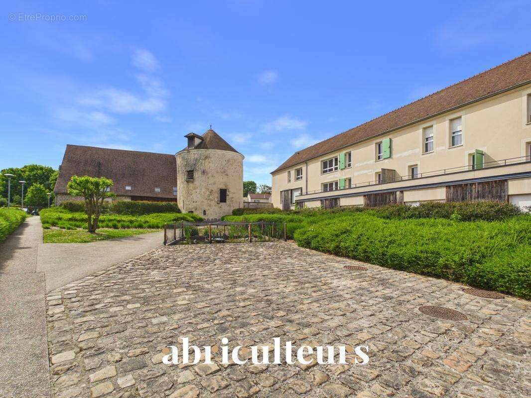 Appartement T2 au dernier étage avec vue dégagée sur le pigeonnier et les jardins – Résidence de standing à Survilliers - photo 2