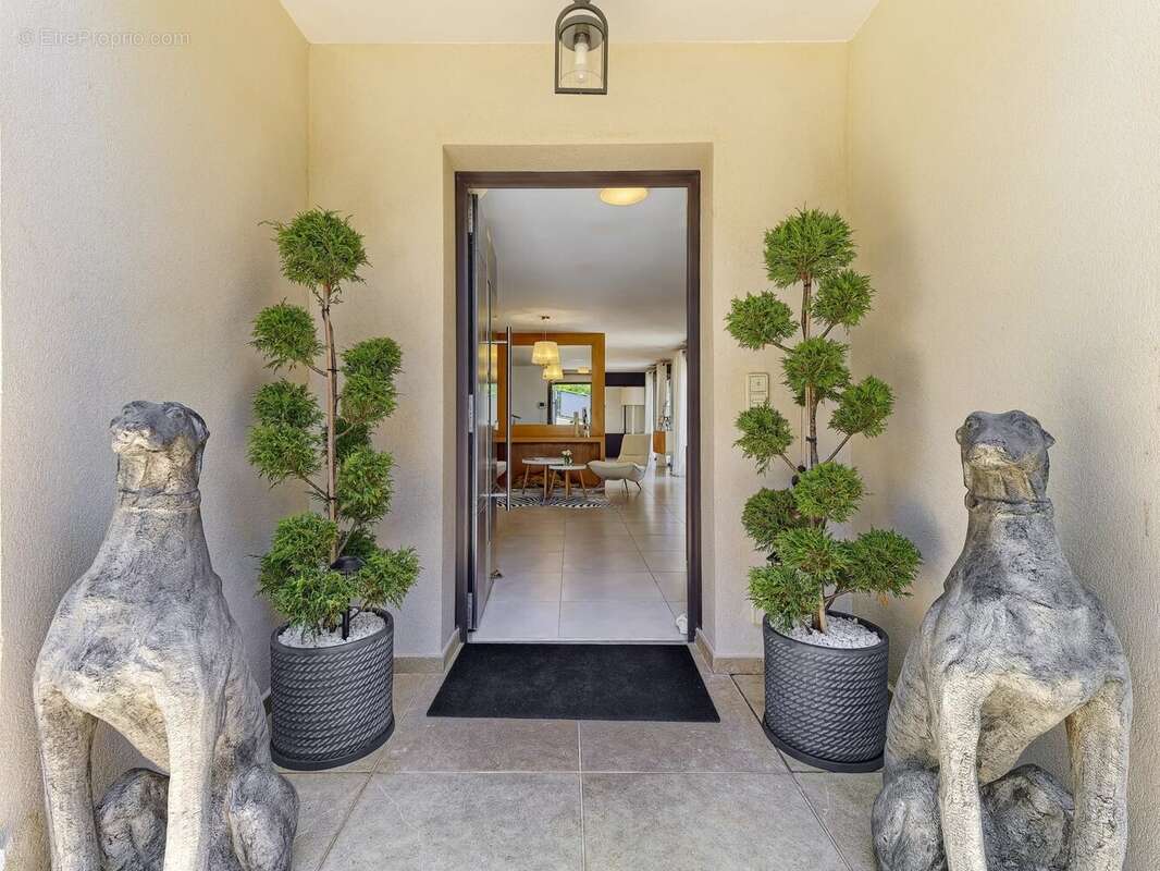 Maison à CHATEAUNEUF-GRASSE