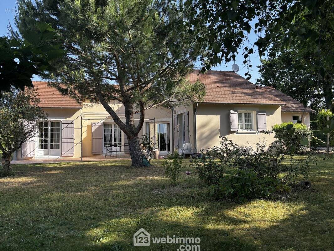 Et à la maison de plain-pied de 147 m2. - Maison à CHATELLERAULT