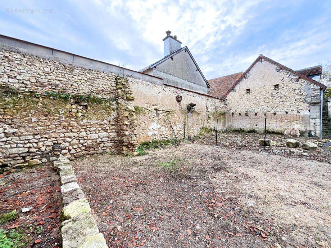 Maison à NOUANS-LES-FONTAINES