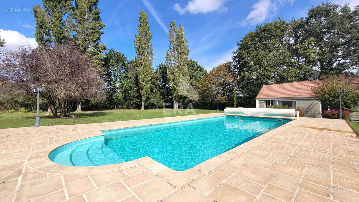 Demeure de caractère de 286m² habitable avec piscine au sel et prestations de qualité - photo 16