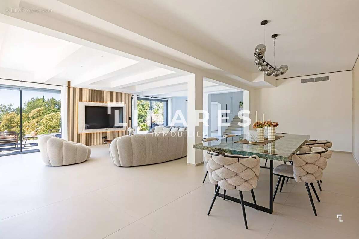 L'ICONIQUE - Villa T6 de 343m² - Dépendance - Piscine - Court de tennis - Terrain de 8000m² - 13420 GEMENOS - photo 3