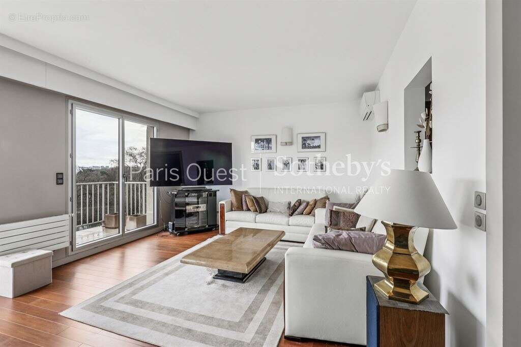 Appartement à NEUILLY-SUR-SEINE