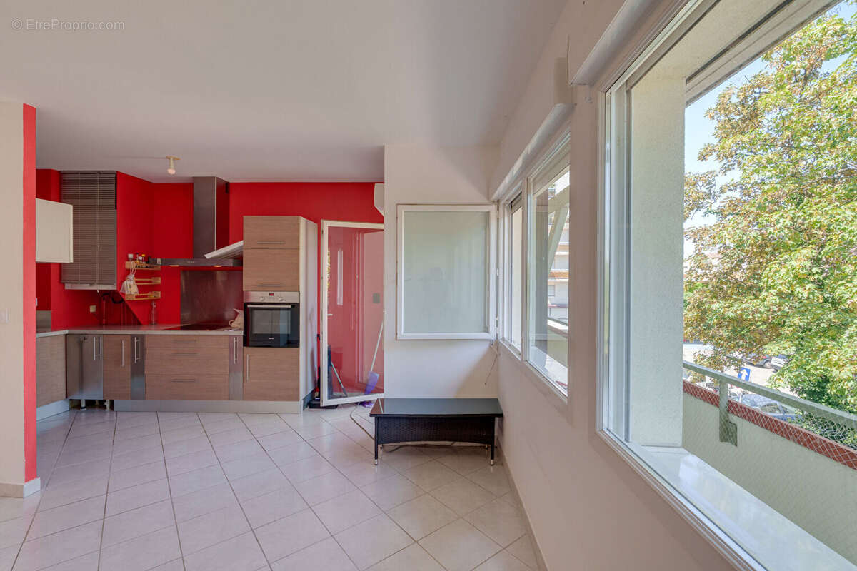 Appartement 3 pièces 60.02 m²  loi Carrez avec cave et garage en centre ville d'EVIAN-LES-BAINS - photo 3