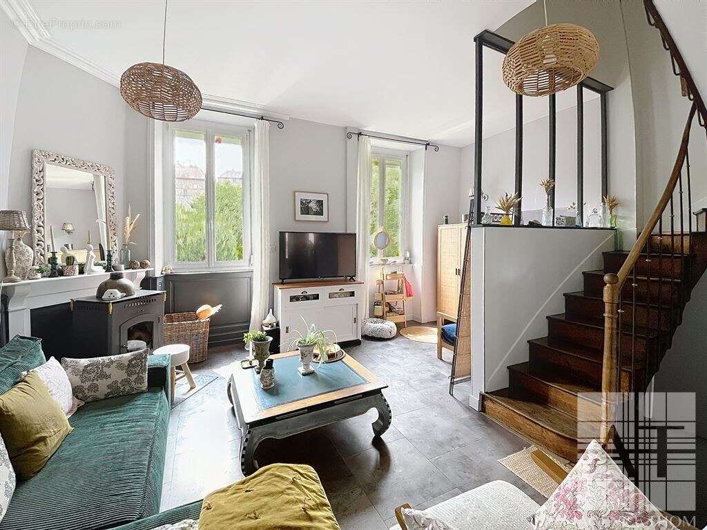 Maison à AMBRIERES-LES-VALLEES