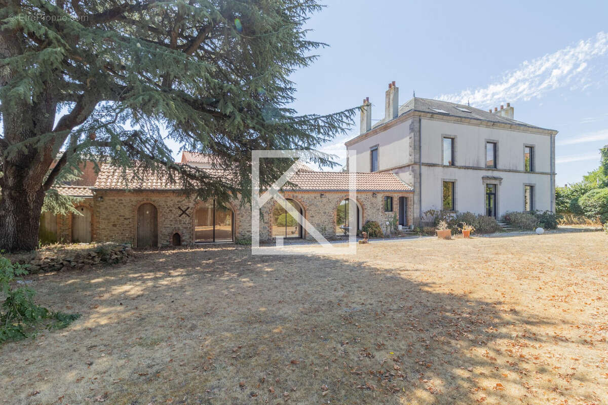 Maison 270 m² à La Renaudiere  - photo 2