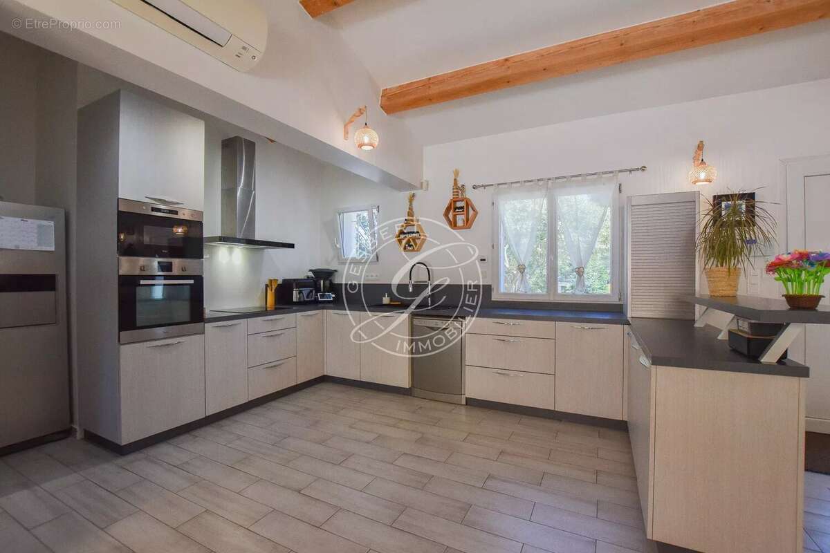 A vendre flayosc - villa  de 225 m2 avec piscine à pieds au village - photo 9