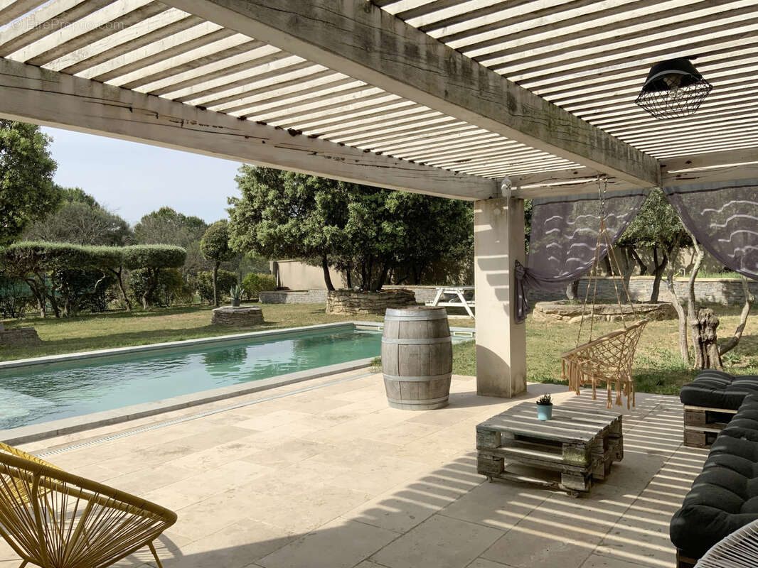 Villa de plain pied sur beau terrain arboré avec piscine. - photo 2