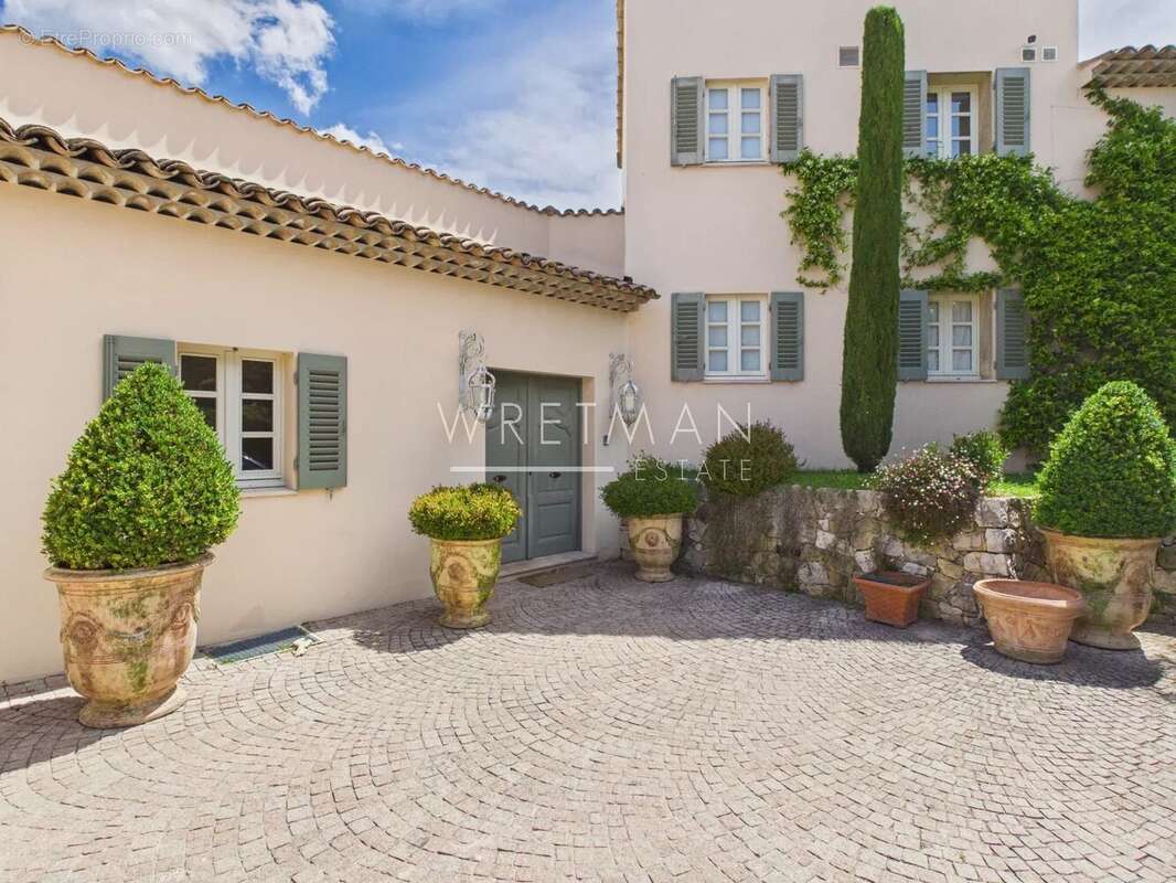 Maison à CHATEAUNEUF-GRASSE
