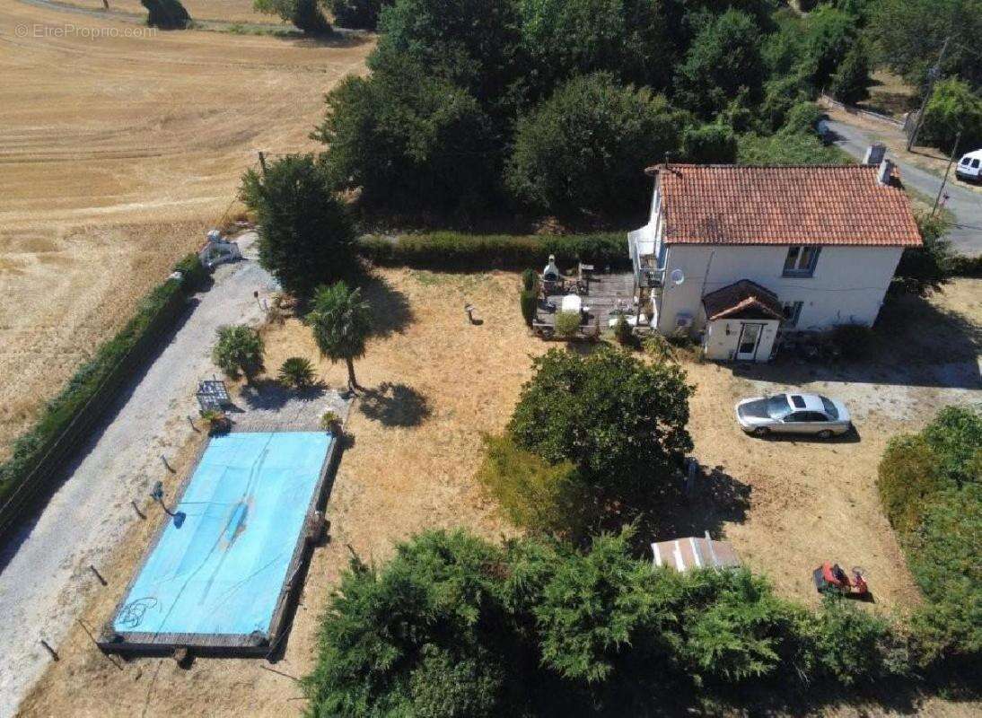 Maison 121 m² à Villefagnan  - photo 2