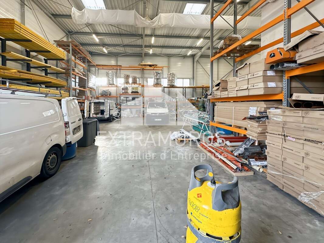 Commerce à SAINT-GENIS-LES-OLLIERES