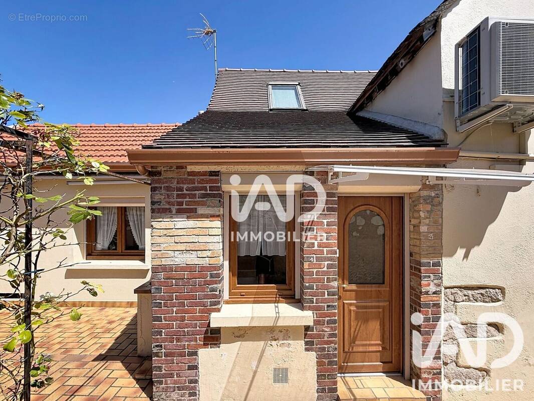 Maison 97 m² à Saint-Clement  - photo 1