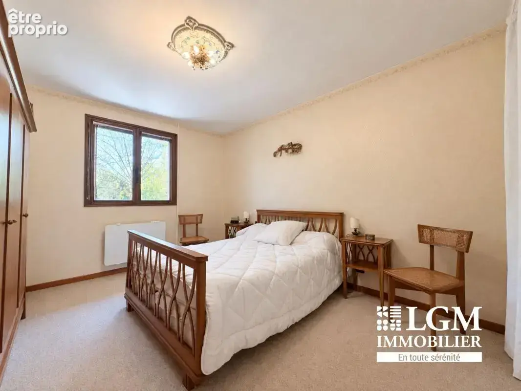 Maison familiale 155 m² – 4 chambres, terrain arboré et double accès proche du centre-ville - photo 6