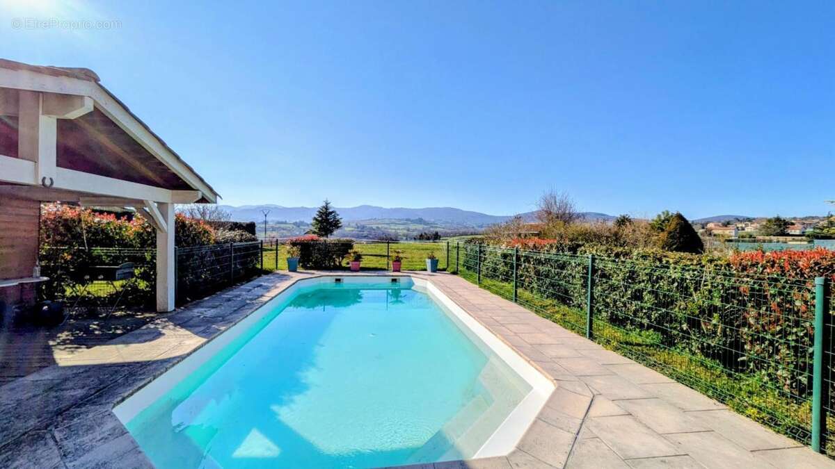 Villa familiale de 212m² - vue Monts du Lyonnais - calme absolu - piscine - grand terrain - photo 2