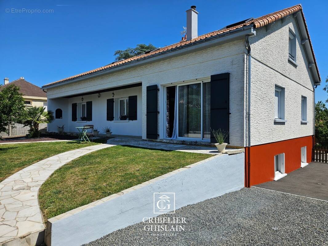Maison familiale rénovée 240 m² – 10 pièces – 4 chambres – Essarts-en-Bocage (85) - photo 1