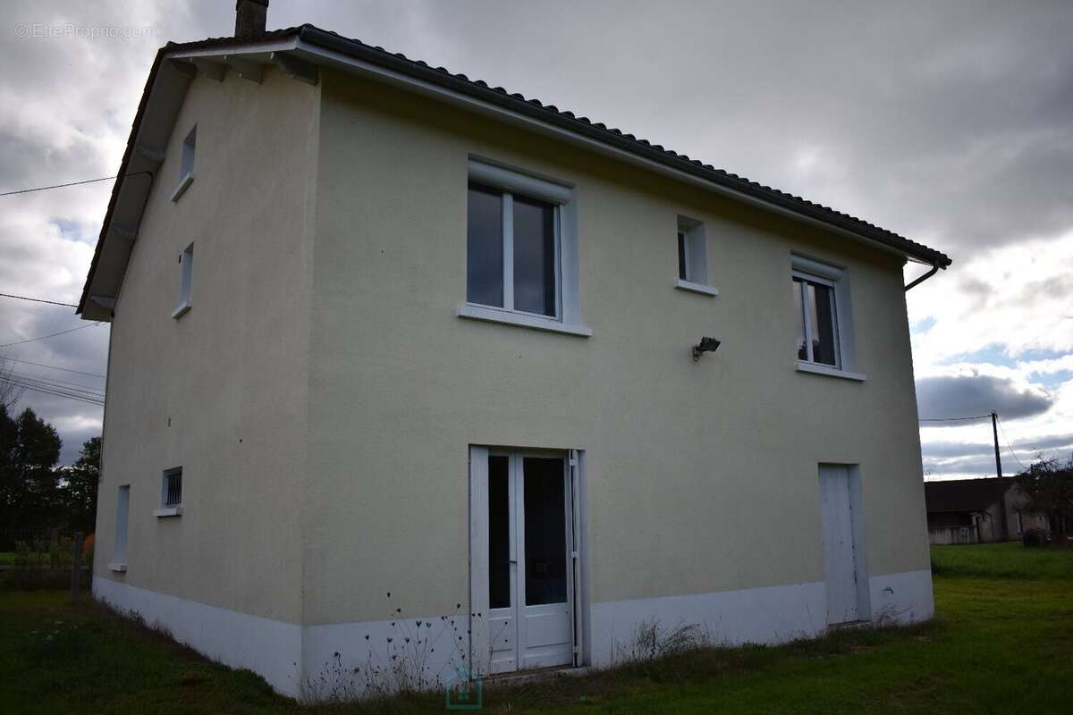 Maison à CHALAGNAC
