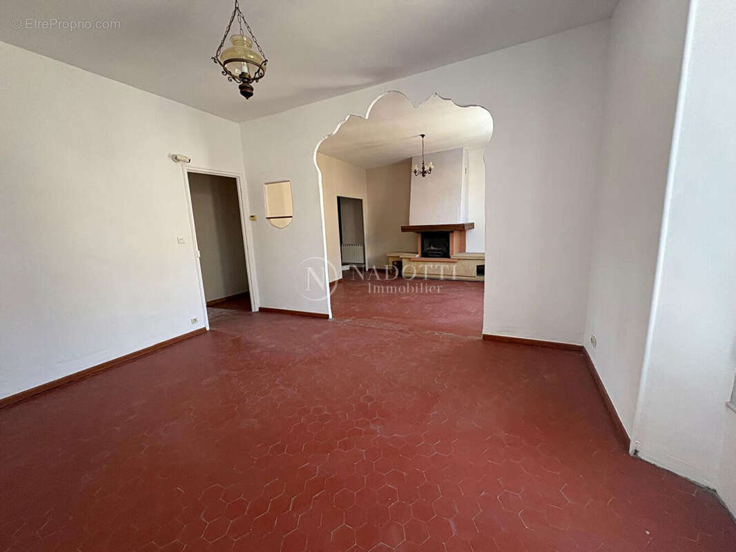 Cadenet centre - Maison de village T3 avec grande cave voûtée de 50m2 - photo 3