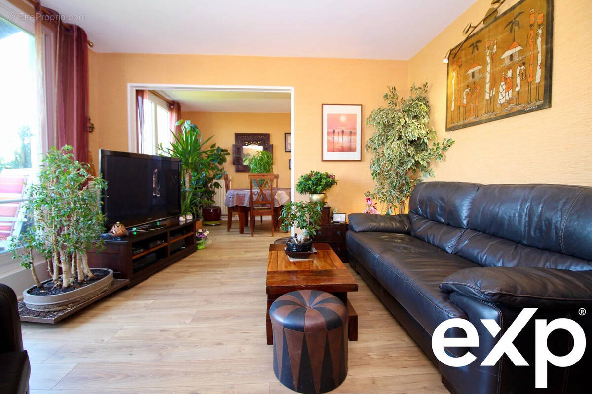 Appartement à NEAUPHLE-LE-CHATEAU