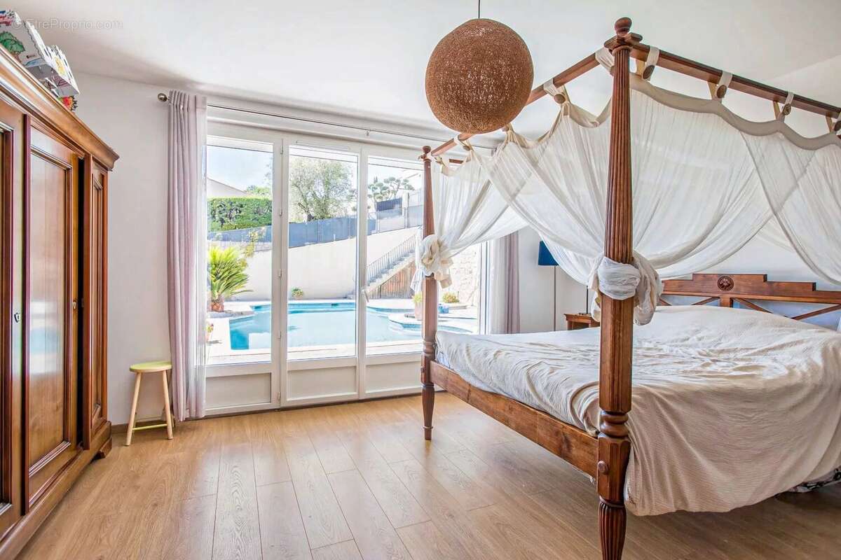 Maison à CHATEAUNEUF-GRASSE