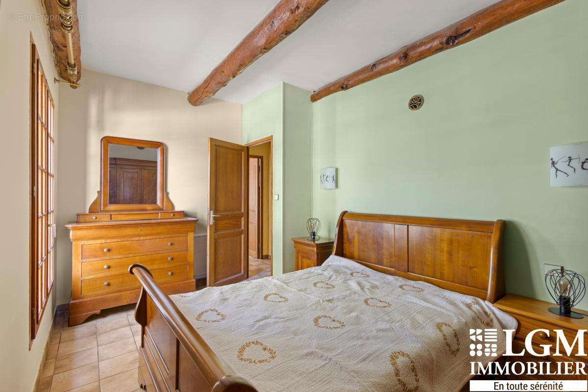 Aix en Provence - Propriété avec studio indépendant, garage de 80 m² et plus de 3 000 m² de terrain - photo 10