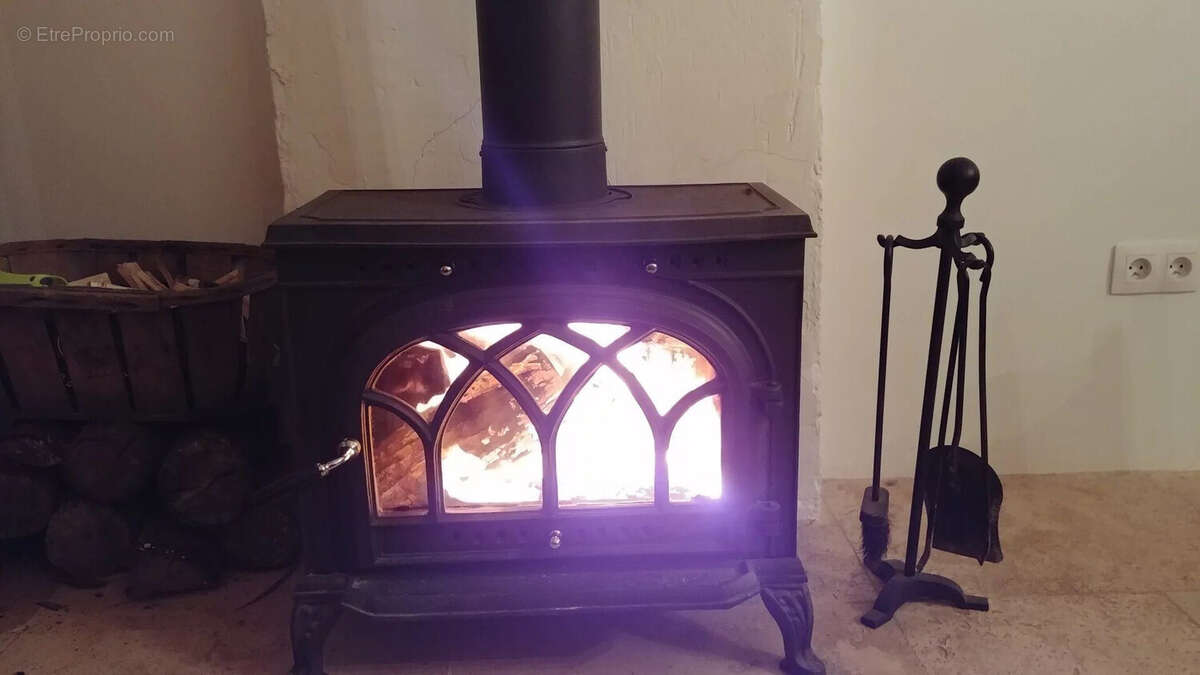 wood stove - Maison à POUZOLLES