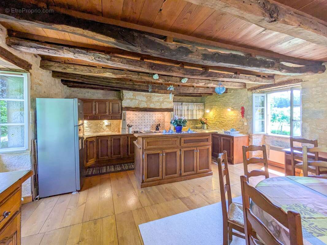Jolie maison en pierre avec annexe pour les invités. - photo 4