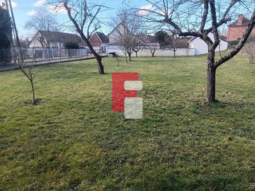 Terrain à MONTIERAMEY