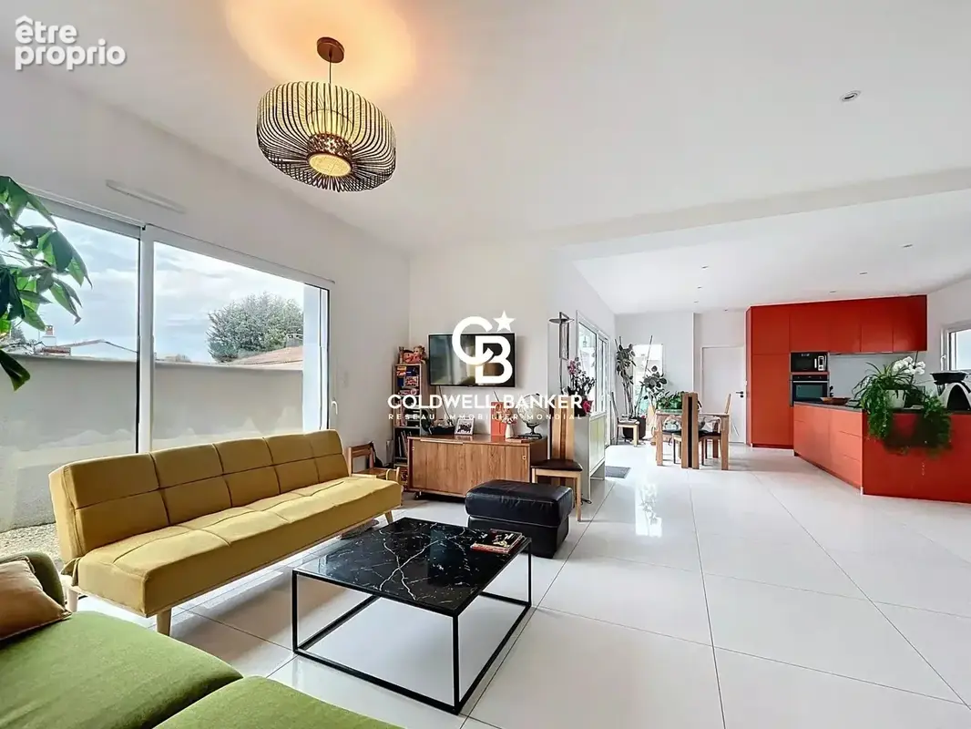Maison contemporaine avec garage - La vie au coeur du bourg à proximité de la plage. - photo 2