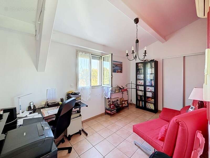 Montolivet – Maison surélevée sur garage, terrasse Sud, 3 chambres et DPE B - photo 13