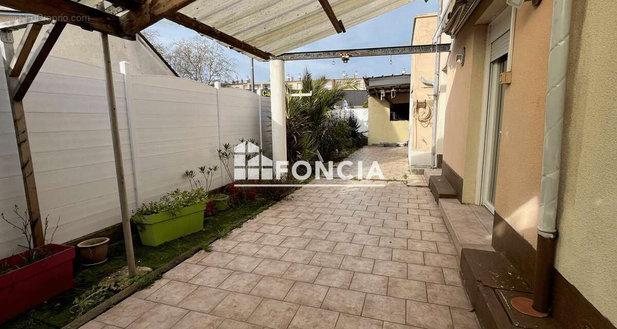A vendre - Maison 8 pièces - proche commerces et transports - photo 4