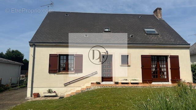 Maison à YEVRE-LA-VILLE