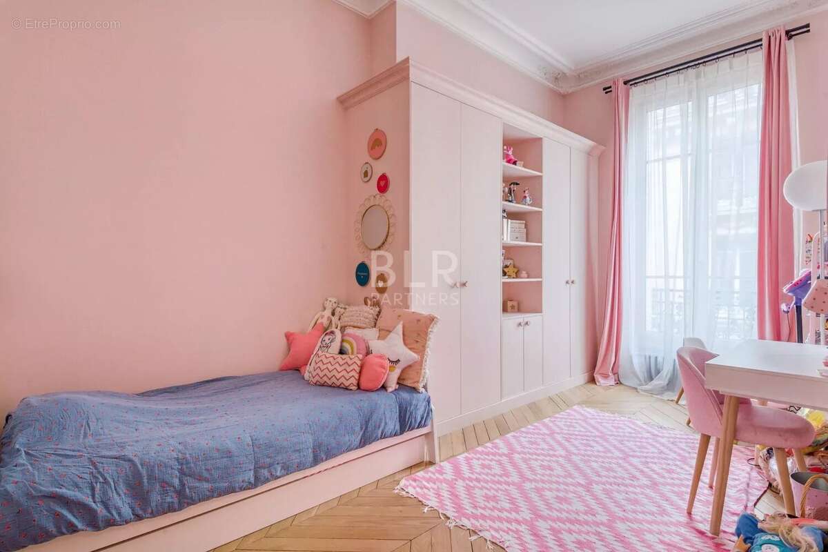 Appartement à NEUILLY-SUR-SEINE