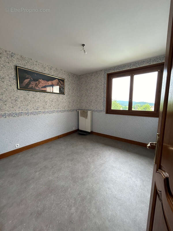 Maison à vendre dans le village de Saint-Bonnet-Le-Froid avec terrain et garage. - photo 9