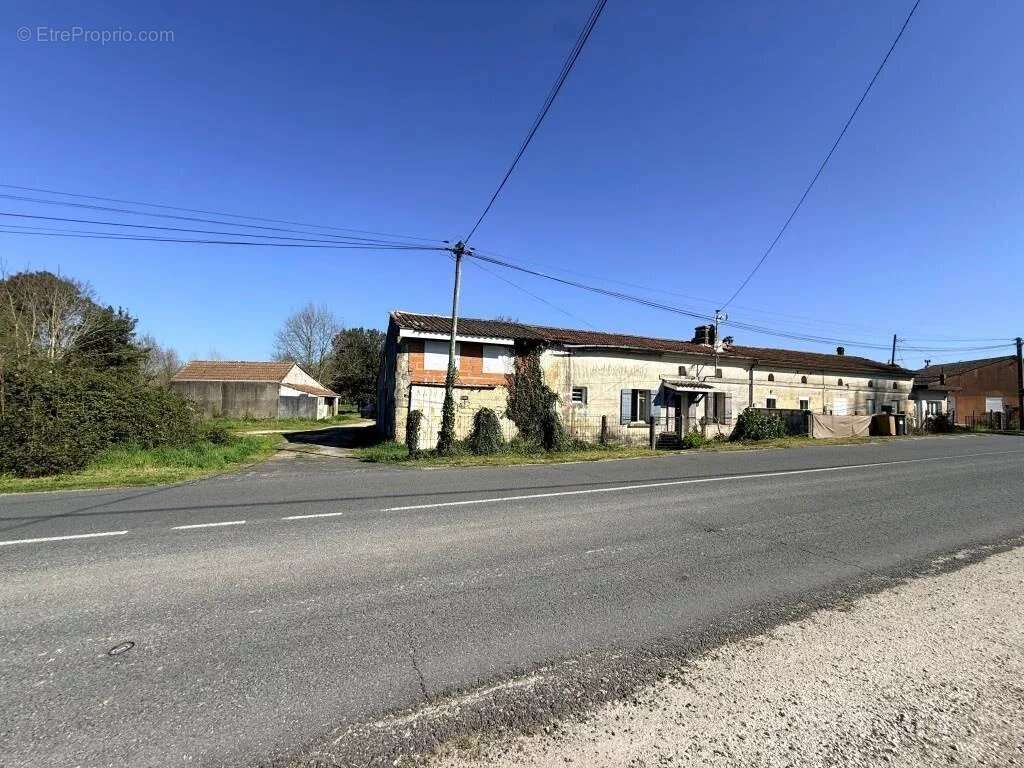 Maison à SAINT-YZAN-DE-SOUDIAC