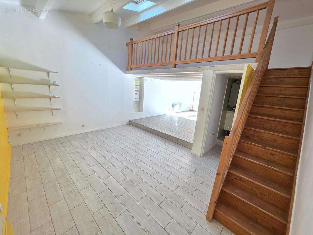Appartement à MONTAREN-ET-SAINT-MEDIERS