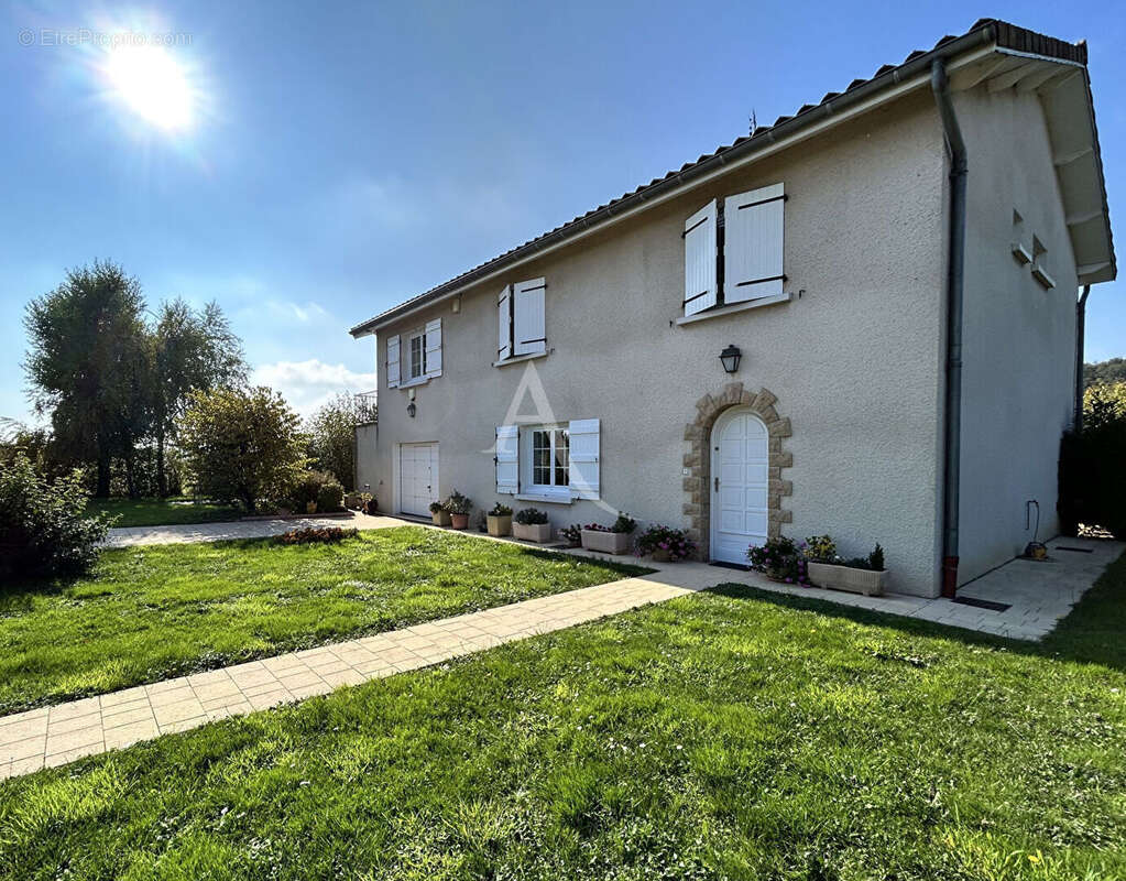 Maison à SAINT-MARTIN-BELLE-ROCHE