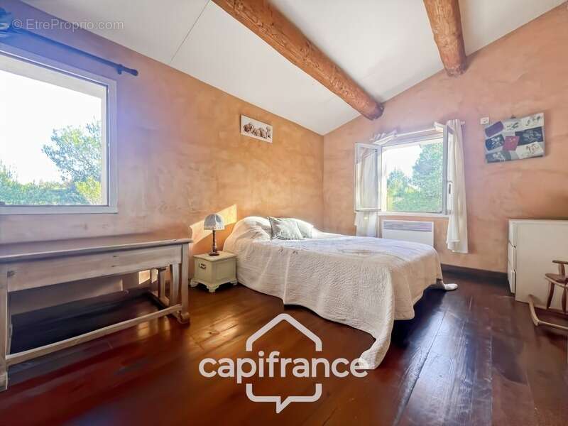 Domaine et Golf de Pont Royal, belle  propriété de 290 m2 établie sur un terrain de 2600 m2, cinq chambres, un bureau, piscine,  - photo 32
