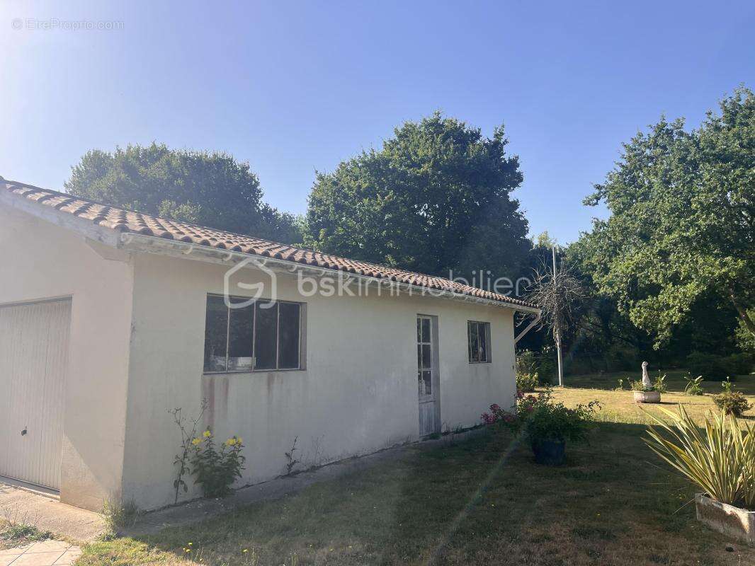 Maison avec garage et grange sur 8000m2 de terrain - photo 17