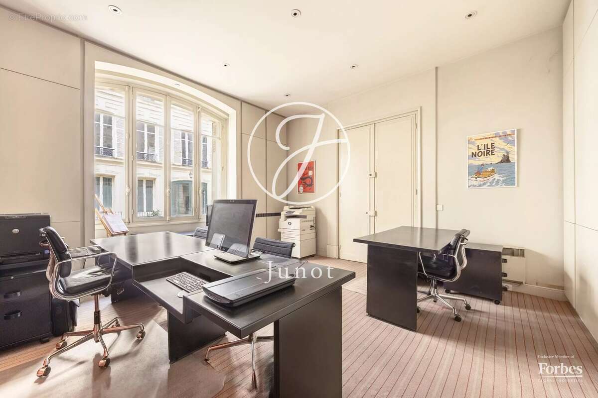 Commerce à PARIS-8E